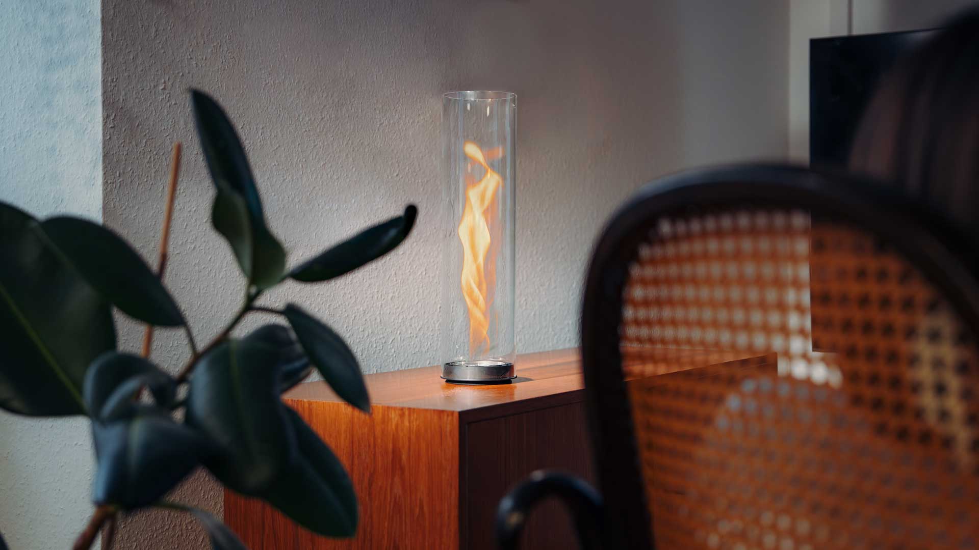 Der 00975 Spin Air 1200 Einbau ist neben einer Pflanze auf einem Tisch zu sehen, was ein stilvolles und zugängliches Bild ergibt.