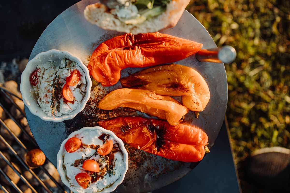 TRIPLE Table Une vue d'une assiette de nourriture sur un grill, avec la table TRIPLE.