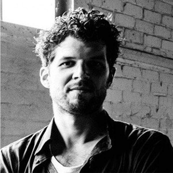 Ein Mann mit einem Bart und einer Mütze.