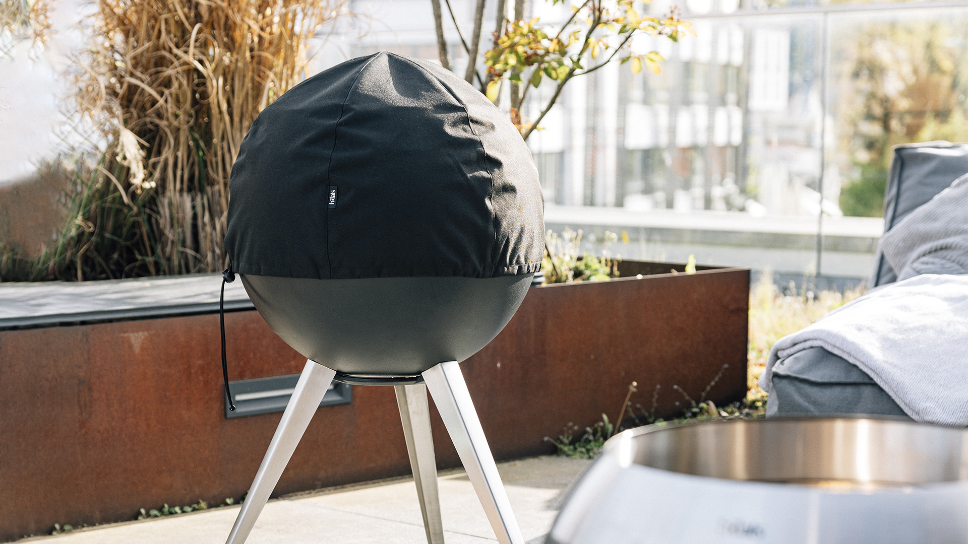 Das 00815 Moon 45 Cover fügt sich nahtlos in die Szenerie ein, in der ein vollständig bedeckter MOON gezeigt wird.