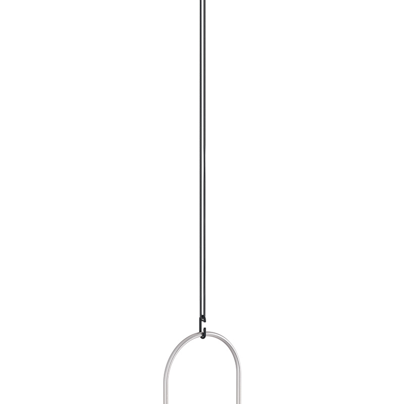 OVAL CANDLE Corde de suspension Une vue d'une lampe suspendue en noir et blanc avec un abat-jour en verre blanc, avec la corde suspendue OVAL CANDLE.