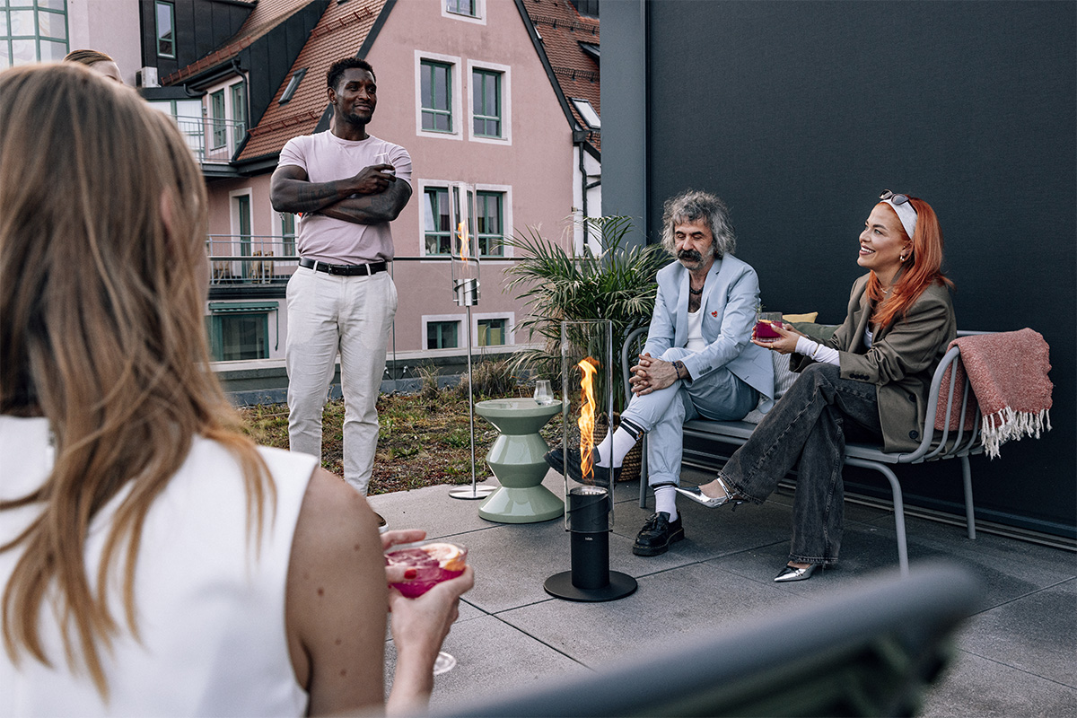 SPIN 1500 Pied d`Élévation noir Scène montrant une femme assise sur un banc, où le 00630 SPIN 1500 élévation noir se distingue par son élégance pratique.