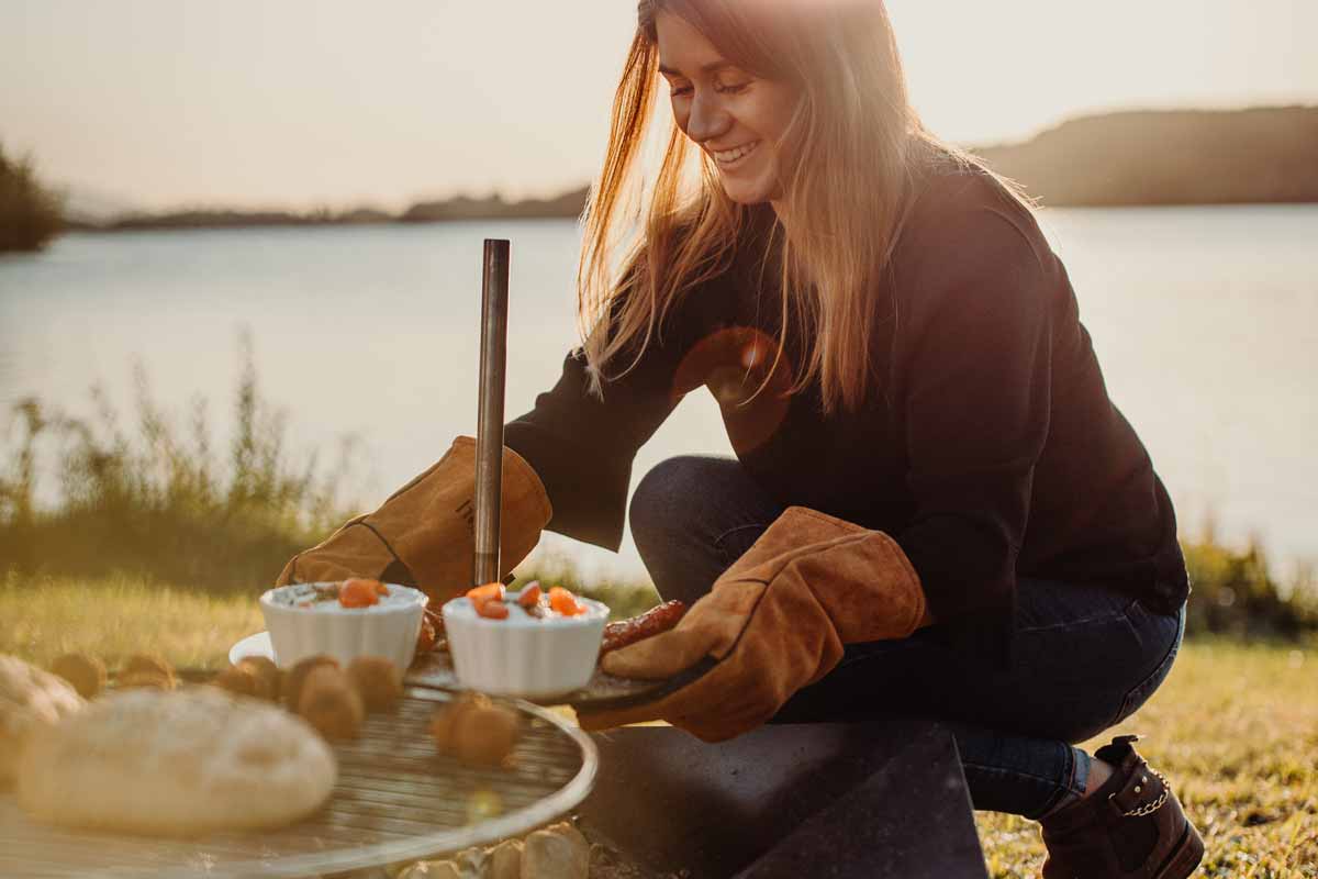 TRIPLE Table On peut voir ici une femme assise sur l'herbe près de l'eau, avec la table TRIPLE.