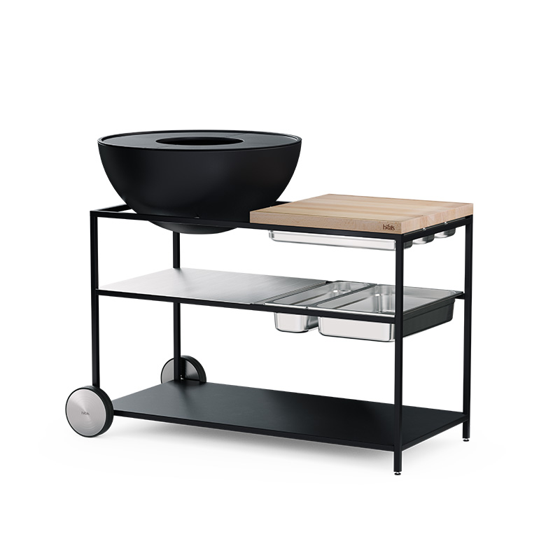 FIRE KITCHEN Ensemble de Roues (2 pièces) Ici est représenté un chariot noir et en bois avec un BOWL sur le dessus, avec l'ensemble de roues FIRE KITCHEN (2 pièces).