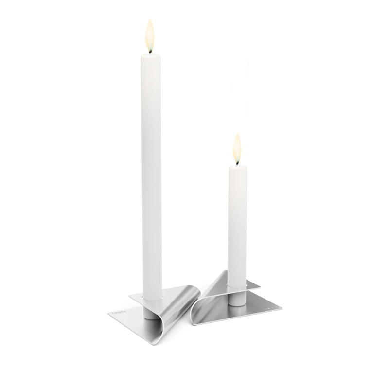 SQUARE CANDLE Bougeoir argent Ici est représenté une paire de bougies avec une bougie blanche, avec le porte-bougie SQUARE CANDLE en argent.