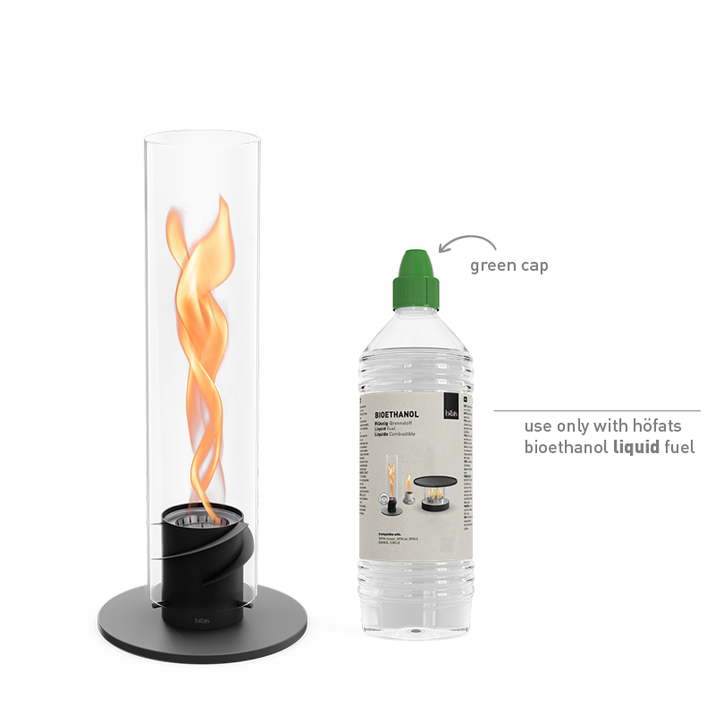 SPIN classic 900 Tischfeuer schwarz Ein weißer Hintergrund mit dem 00700 Spin 1200 Tischfeuer in Schwarz und einer Flasche Bioethanol-Flüssigkeit