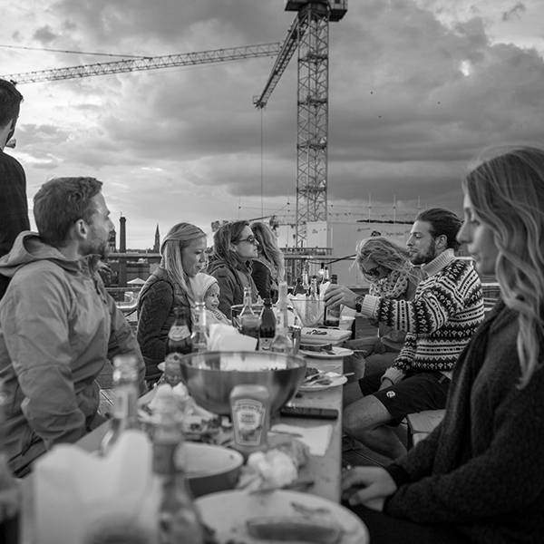 Eine Gruppe von Menschen sitzt an einem Tisch.