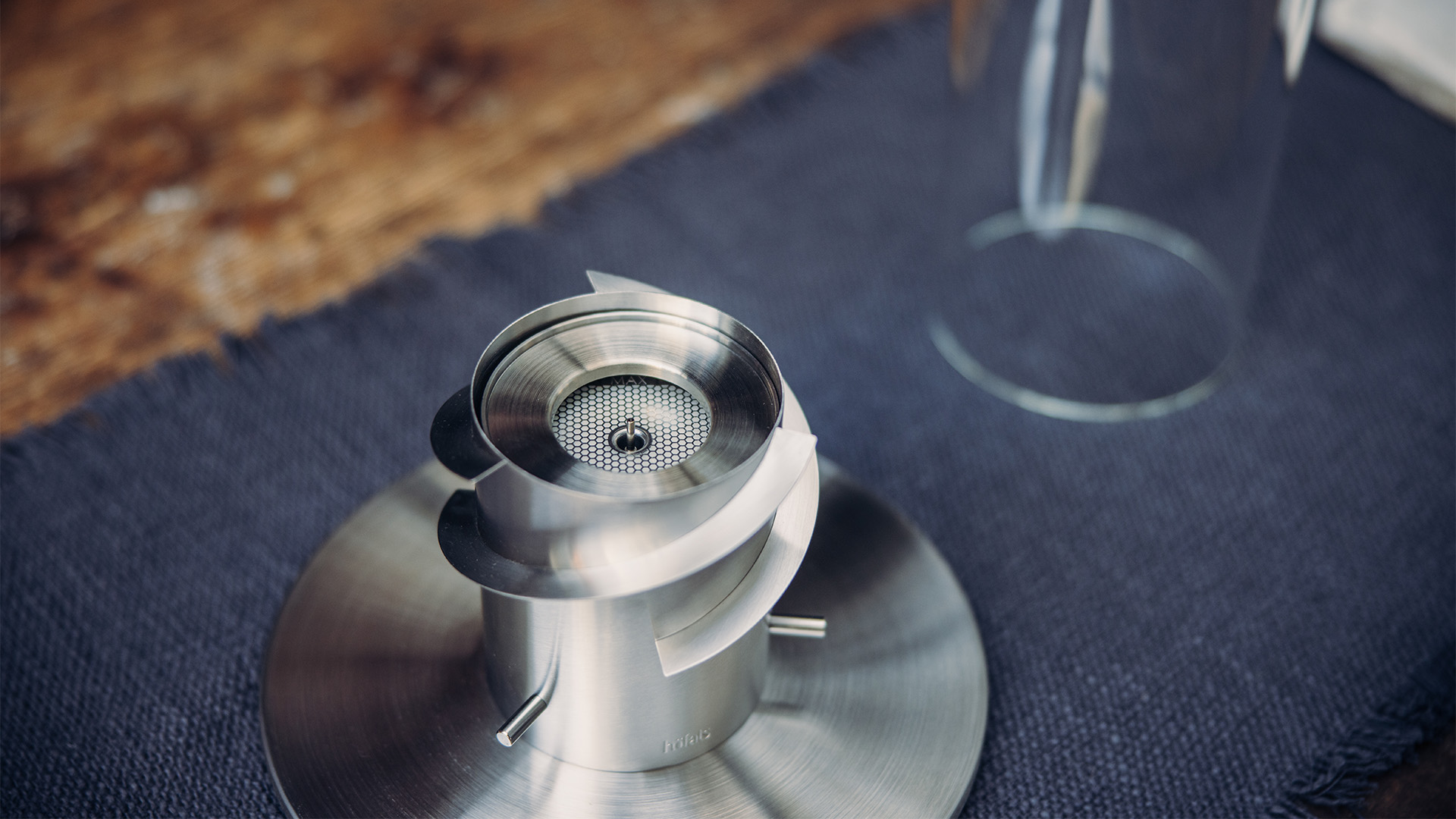 Eine Nahaufnahme des BioBurners in einem SPIN Tischfeuer, Spin Eco Ring ergänzt den Moment mit seinem durchdachten Design.