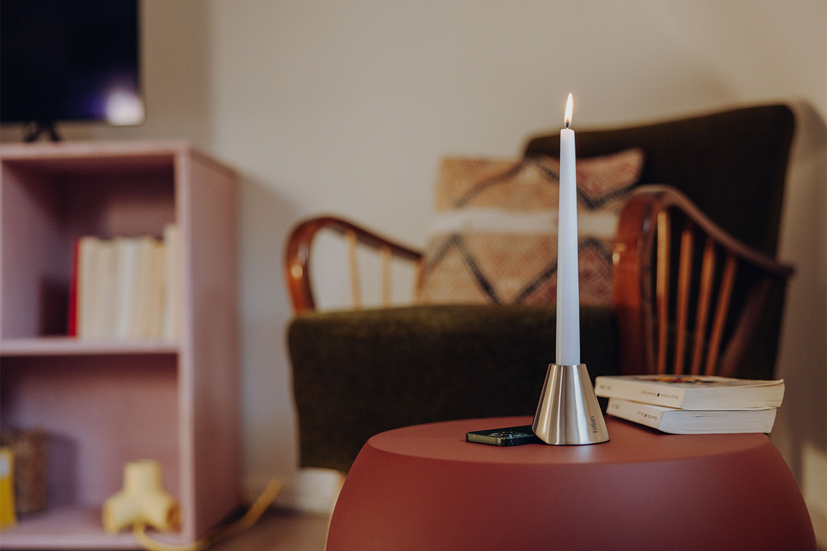 Digi Detox auf Wohnzimmertisch, im Hintergrund ein Schaukelstuhl.