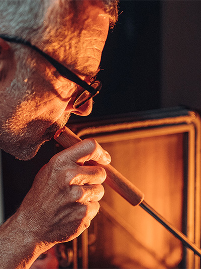 Ein Mann mit Brille.