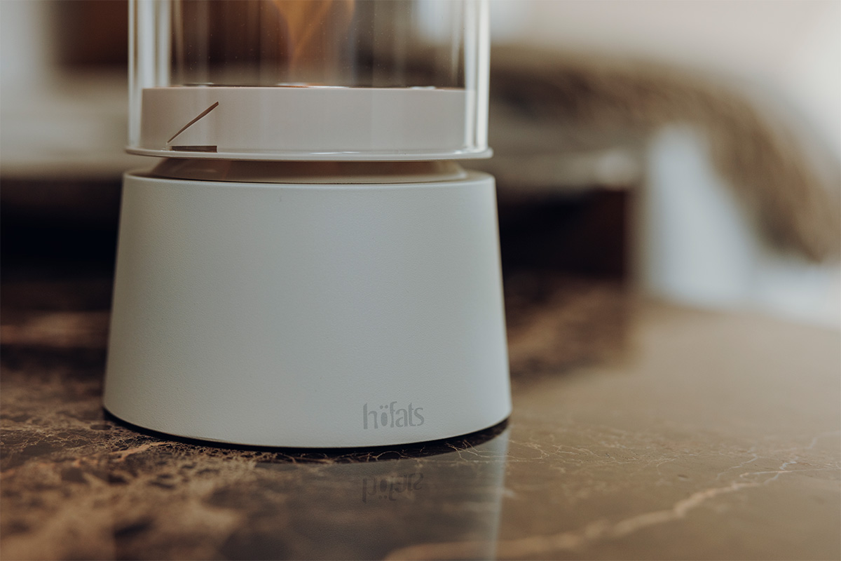 SPIN air 1200 Feu de table crème SPIN air 1200 creme steht auf einem braunen Tisch ein Foto nur der der Base im Detail