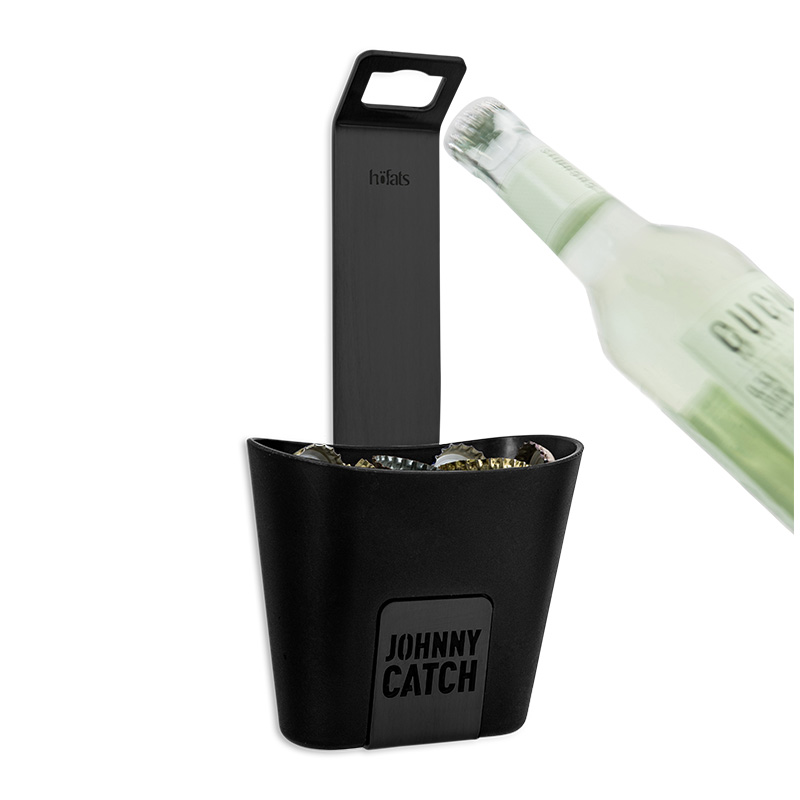 JOHNNY CATCH Cup Flaschenöffner schwarz Eine Darstellung einer Flasche und eines schwarzen Kunststoffbehälters mit einem Flaschenöffner, wobei der 00842 Johnny Catch Cup Black Flaschenöffner als zentrales und zweckmäßiges Element dargestellt wird.