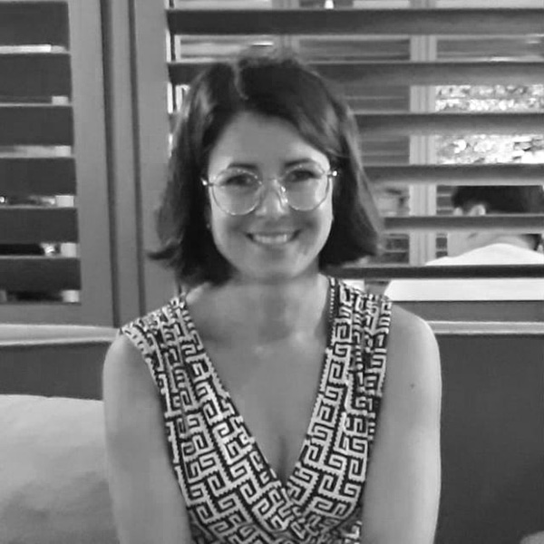 Eine Frau sitzt auf einem Sofa vor einem Fenster