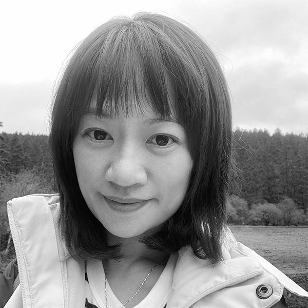 Ein Mädchen mit einer weißen Jacke.