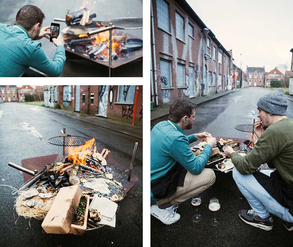 Ein Bild zeigt einen Mann, der am Boden neben einem Feuer sitzt, mit dem BBQ Starter.