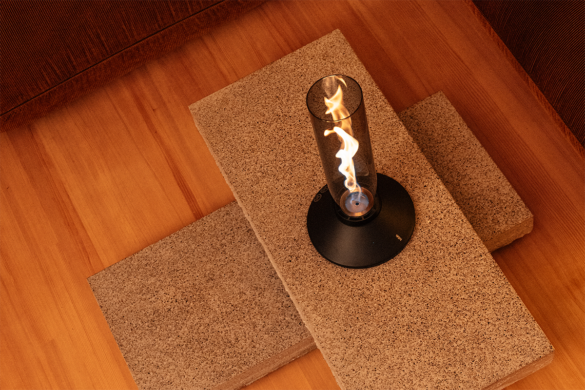 SPIN X 1200 Tafelvuur all black SPIN X all black auf einem Wohnzimmertisch