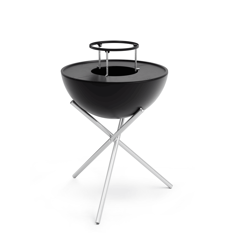 Das Foto zeigt einen schwarzen Grill mit einem Metallständer und dem BOWL 70 Wärmekreis.