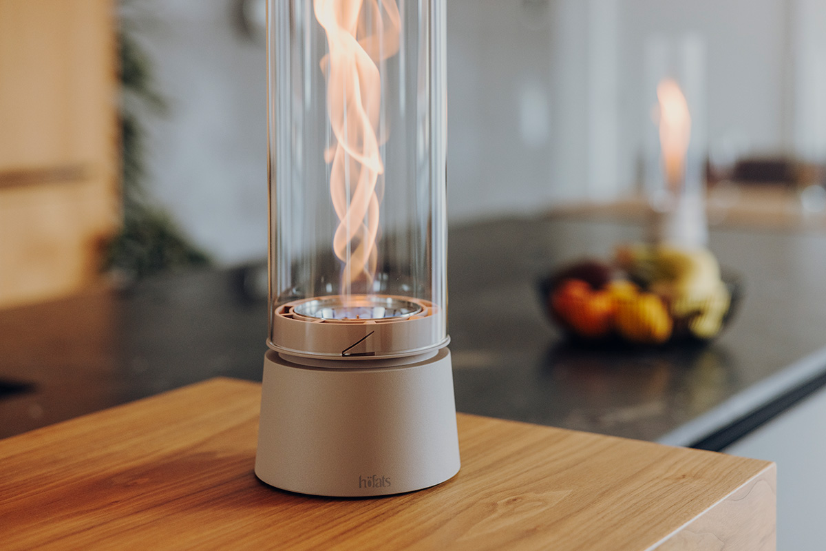 SPIN air 900 Tabletop Fireplace sand SPIN air 1200 sand in einer Küche / Bar mit Menschen CLose-up