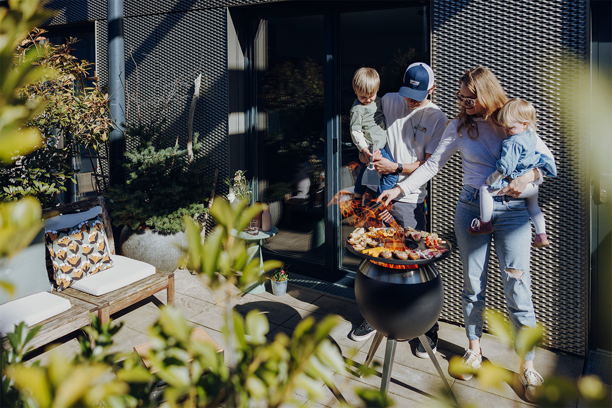 MOON 45 Plancha BBQ Set high Experience a woman and a child are cooking outside with the refined touch of the 00963 Moon 45 Plancha BBQ Set high