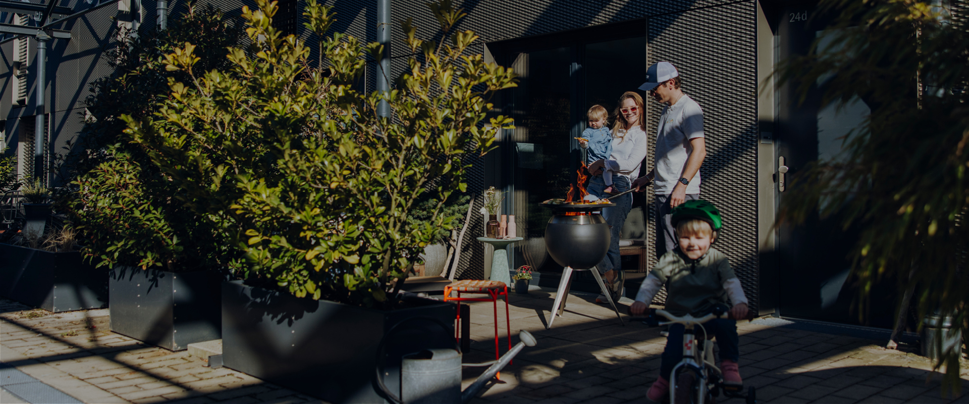 Ein Mann und eine Frau stehen draußen.
