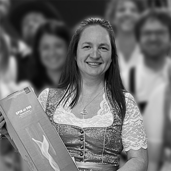 Eine Frau hält eine Schachtel mit Essen