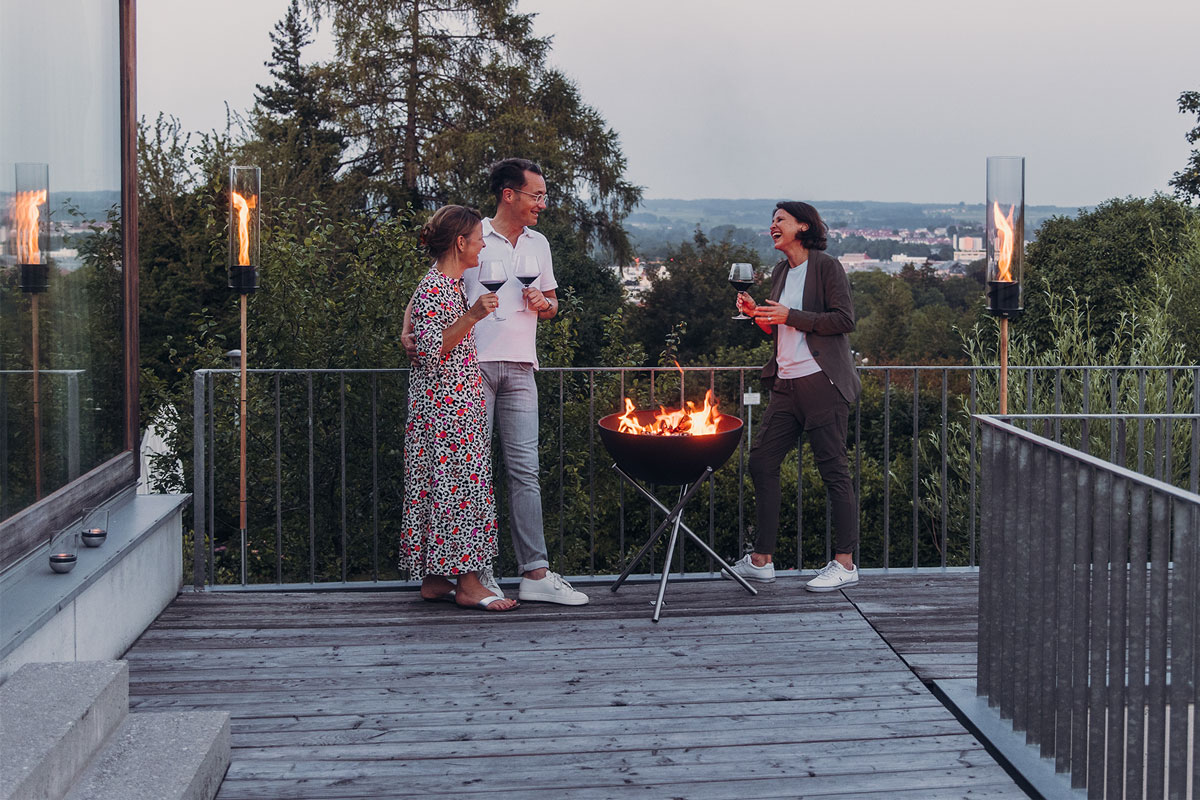 Une image montrant un homme et une femme debout sur un pont avec un feu, avec le BOWL 57 Fire Set Flex.