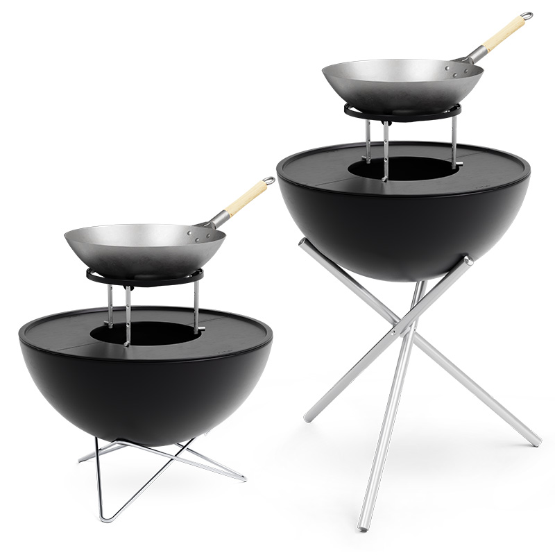 BOWL 70 Sear Grate Cette image montre deux barbecues noirs avec une poignée en bois, avec la Grille de saisie BOWL 70.
