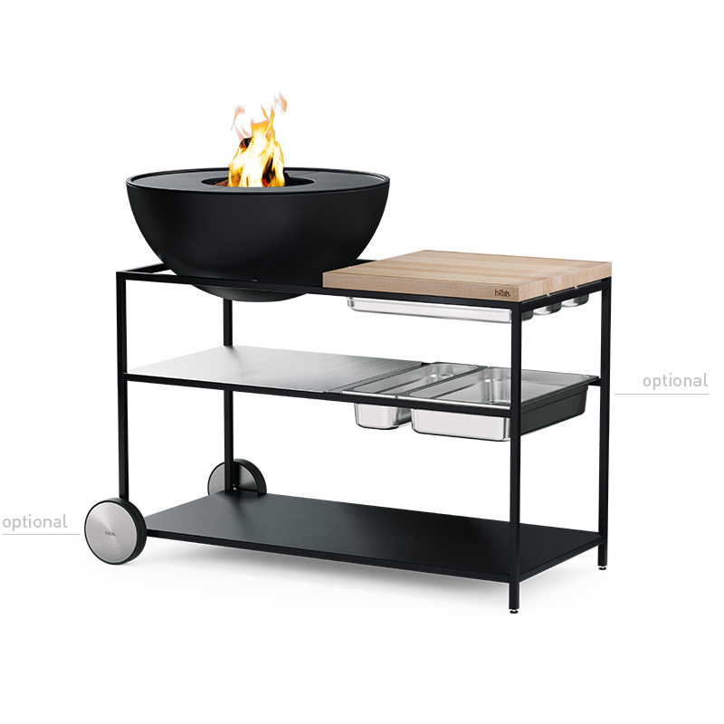 FIRE KITCHEN mit BOWL 70 Plancha-Grillset tief Ein Blick auf einen schwarzen Grill mit offenem Feuer auf der Oberseite, mit dem FIRE KITCHEN mit BOWL 70 Plancha BBQ-Set inklusive Rädern.