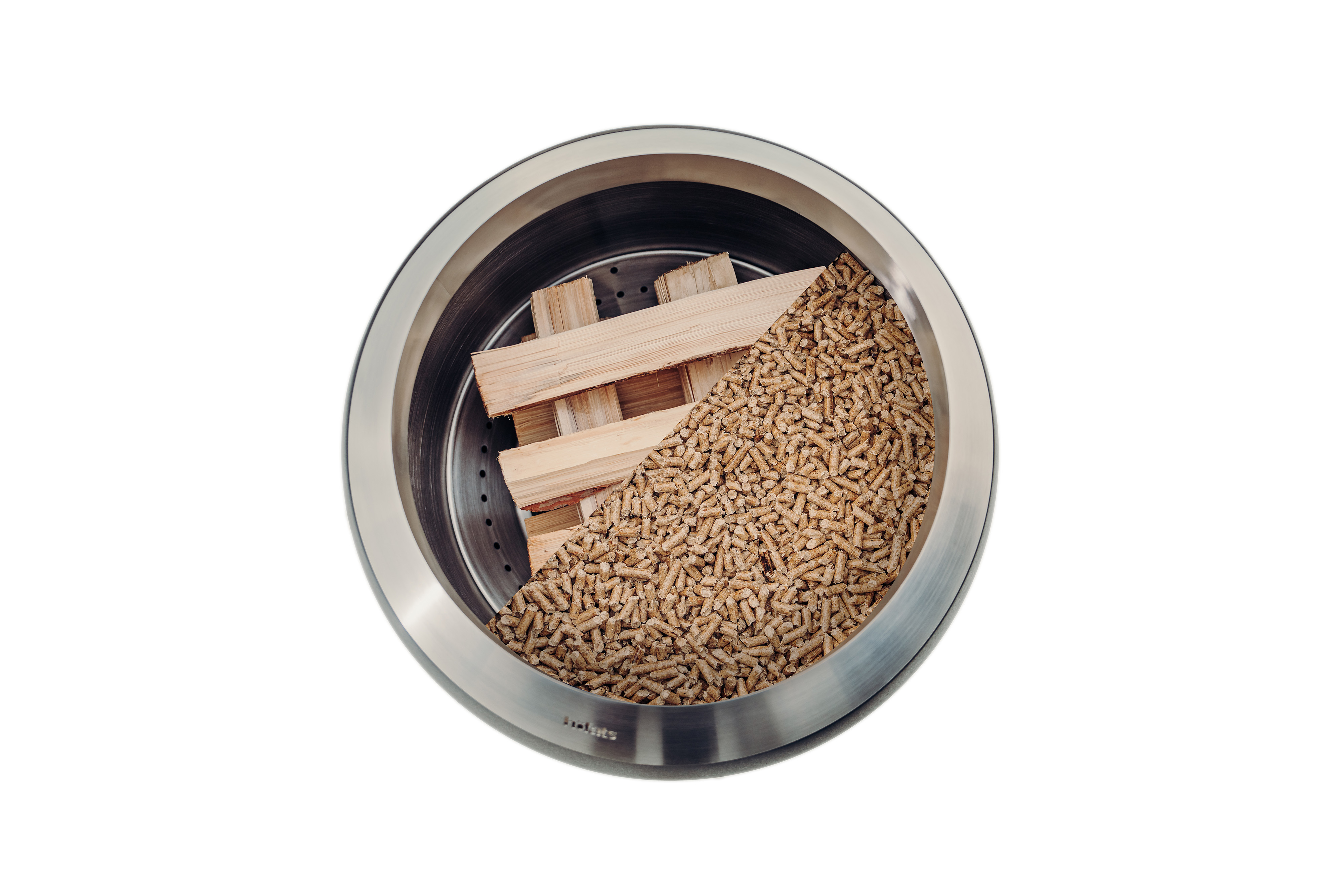 Ein Blick von oben auf einen MOON 45, gefüllt mit Holzspänen und Holzscheiten, zeigt die zwei verschiedenen Möglichkeiten, den Feuerkorb anzuzünden.