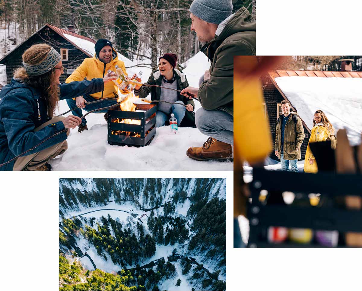 Un groupe de personnes assis autour d'un feu dans la neige.
