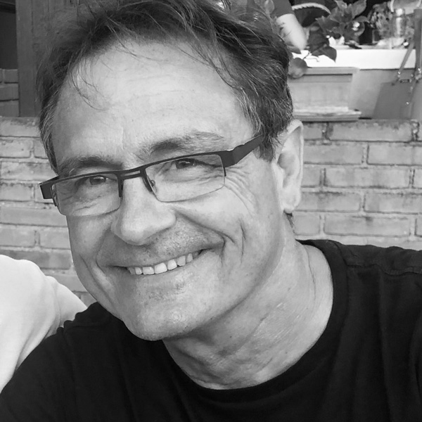 Ein Mann und eine Frau sitzen nebeneinander.