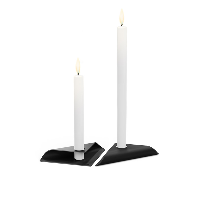 SQUARE CANDLE Ensemble de bougeoirs noir La photo présente deux bougies blanches sur un support noir, avec le bougeoir SQUARE CANDLE noir.
