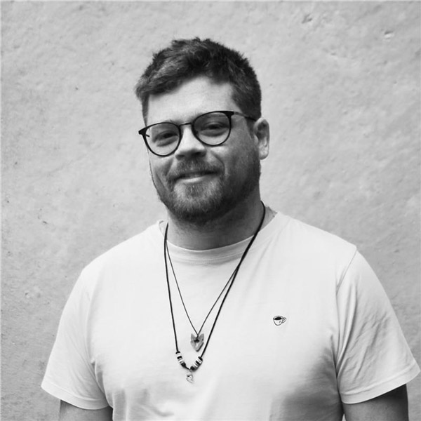 Ein Mann mit Brille und Bart