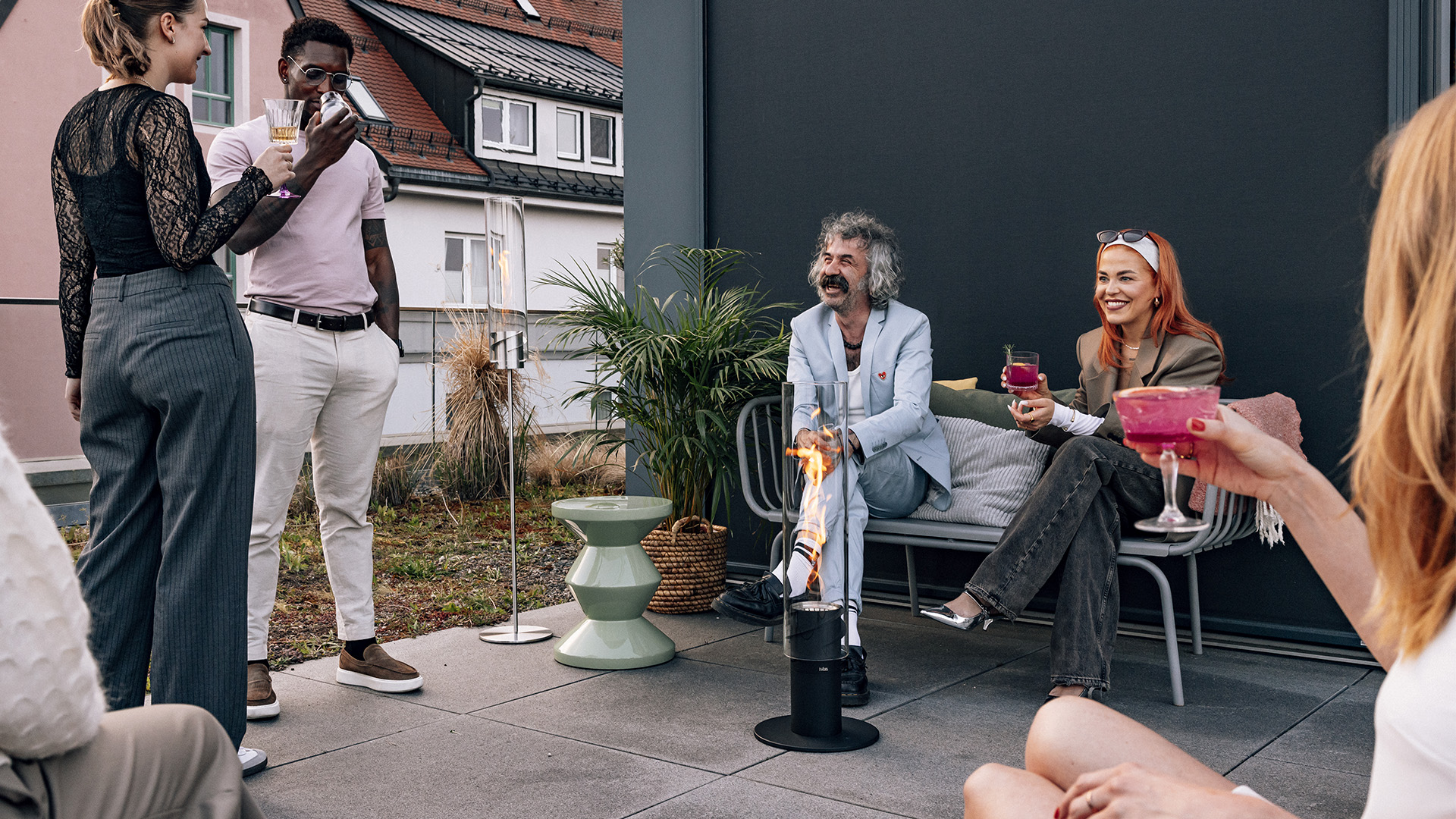 Le 00630 SPIN 1500 élévation noir est présenté comme un groupe de personnes assises sur une terrasse, créant une image élégante et accessible.