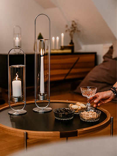 Een vrouw zit op een bank met een glas wijn.