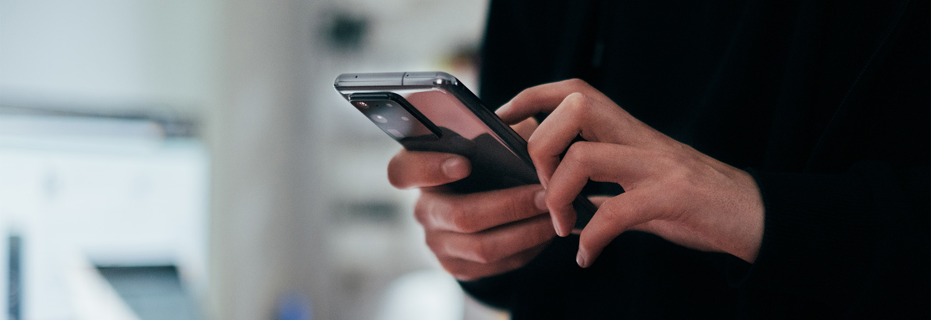 Une personne utilise son téléphone