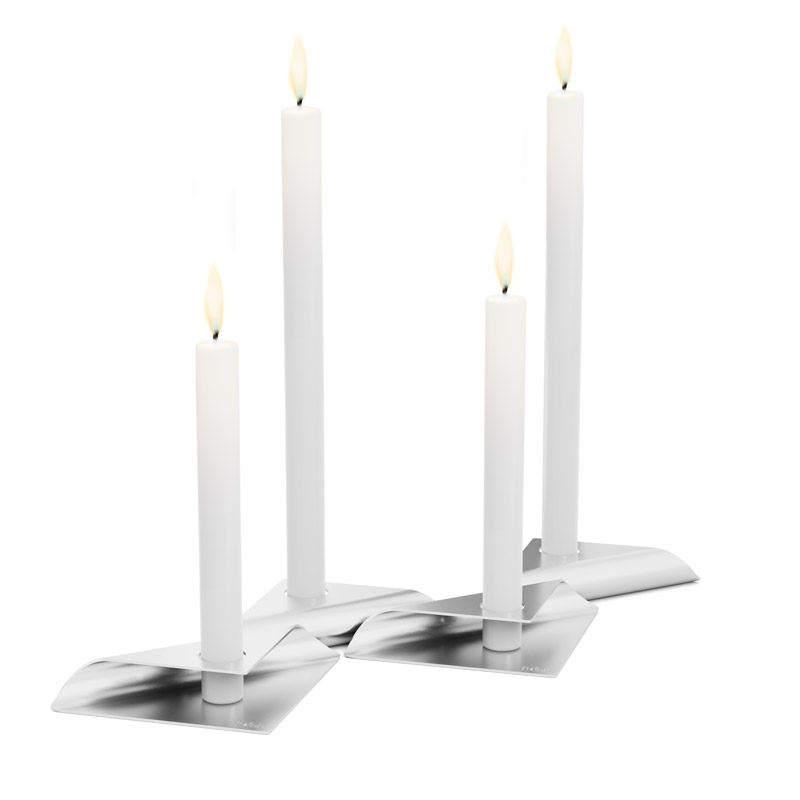 SQUARE CANDLE Bougeoir argent Sur la photo, on voit une paire de bougies blanches avec une seule bougie, avec le set de bougeoirs SQUARE CANDLE en argent.