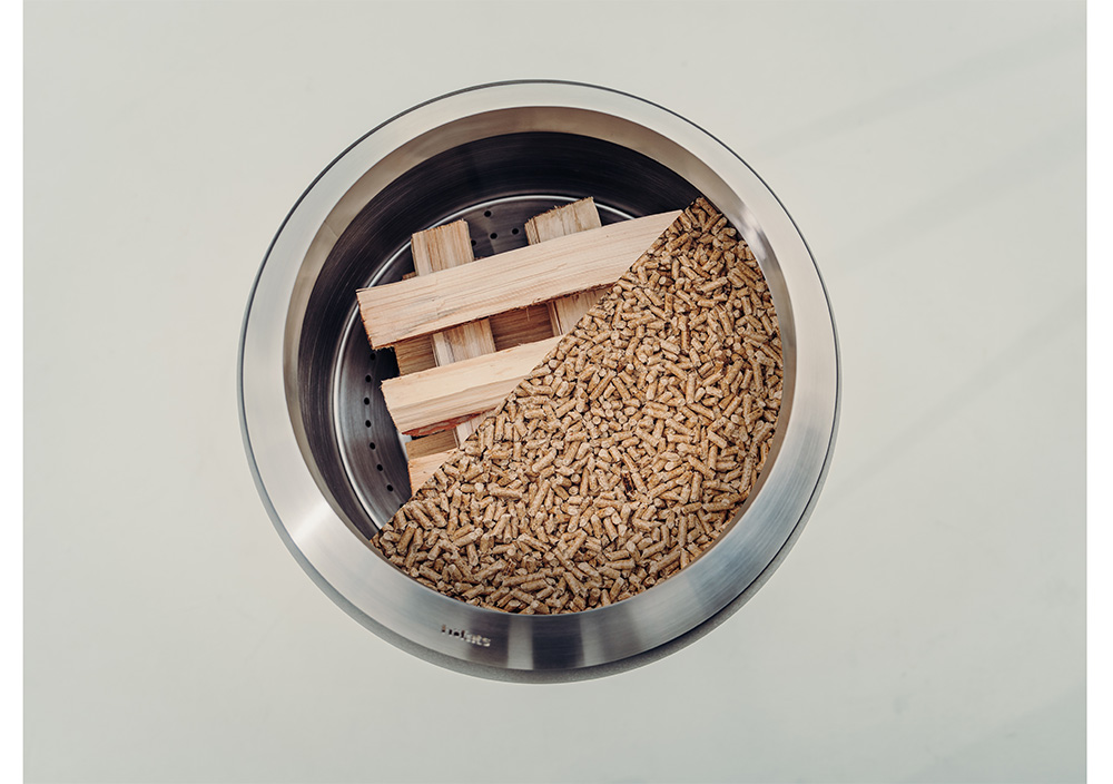 Un BOWL rempli de copeaux de bois et d'un bloc de bois.