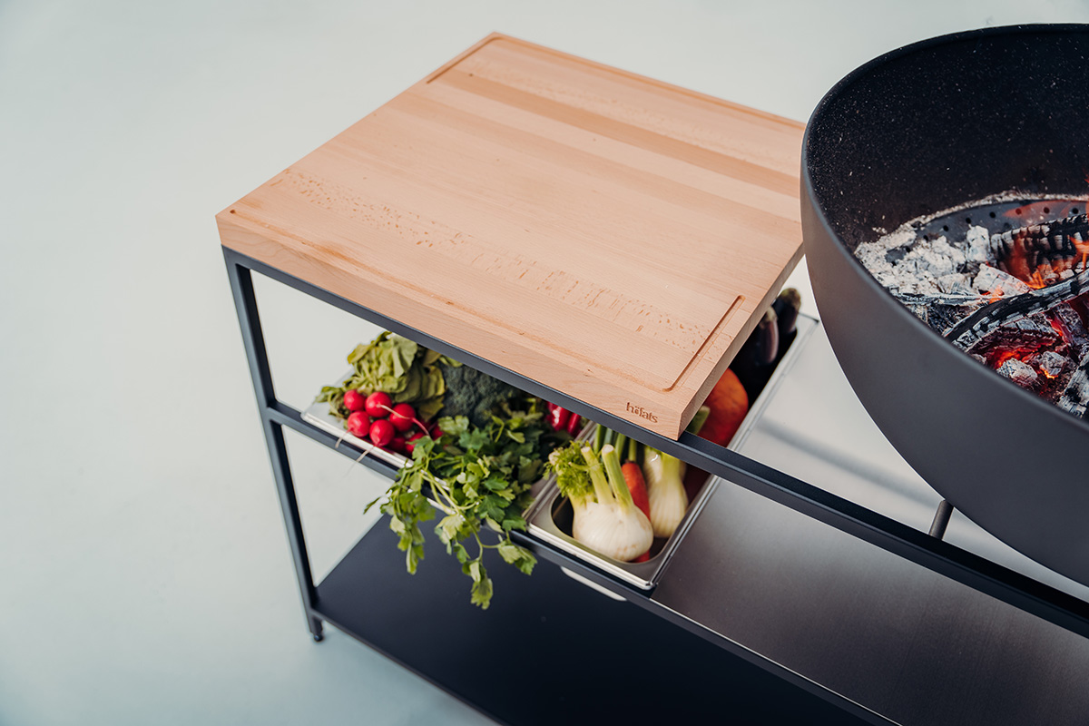 FIRE KITCHEN Ein großes Holzschneidebrett. die 00614 Fire Küchenarbeitsplatte