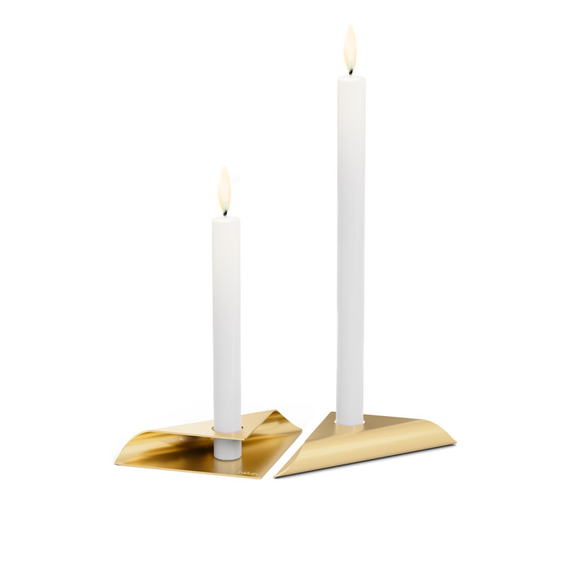 SQUARE CANDLE Candleholder gold A pair of candles with a gold base, with the Square Candle Candleholder Gold adding a functional and elegant touch to the scene.