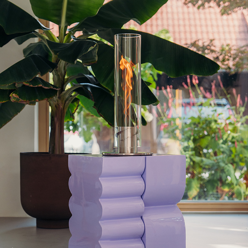The 00695 Spin 1200 Tablefire silver is shown on a purple geometric stand, creating a stylish and accessible visual.