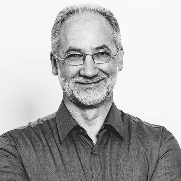 Ein Mann mit Brille und Bart.