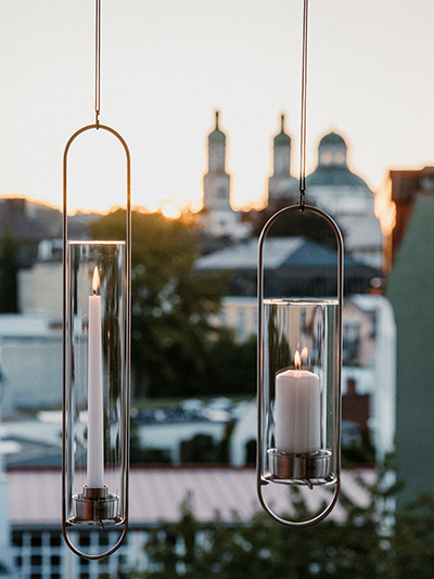 Een paar hangende kaarsen.