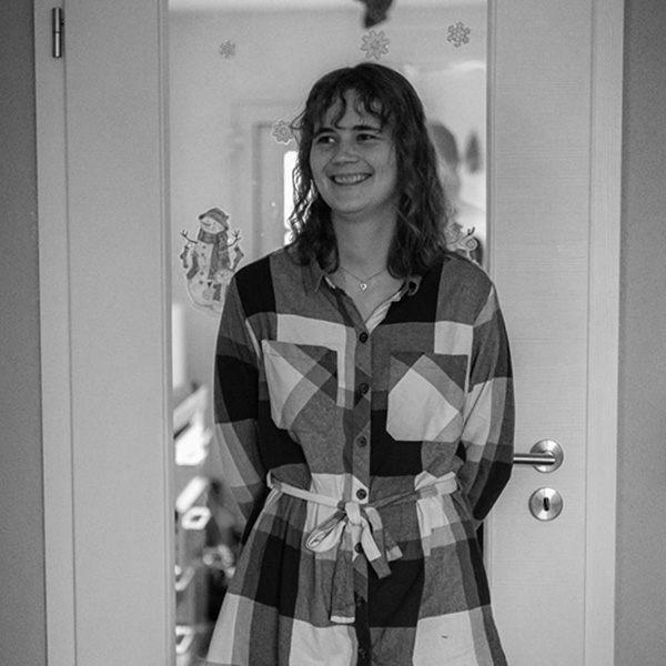 Eine Frau steht vor einer Tür