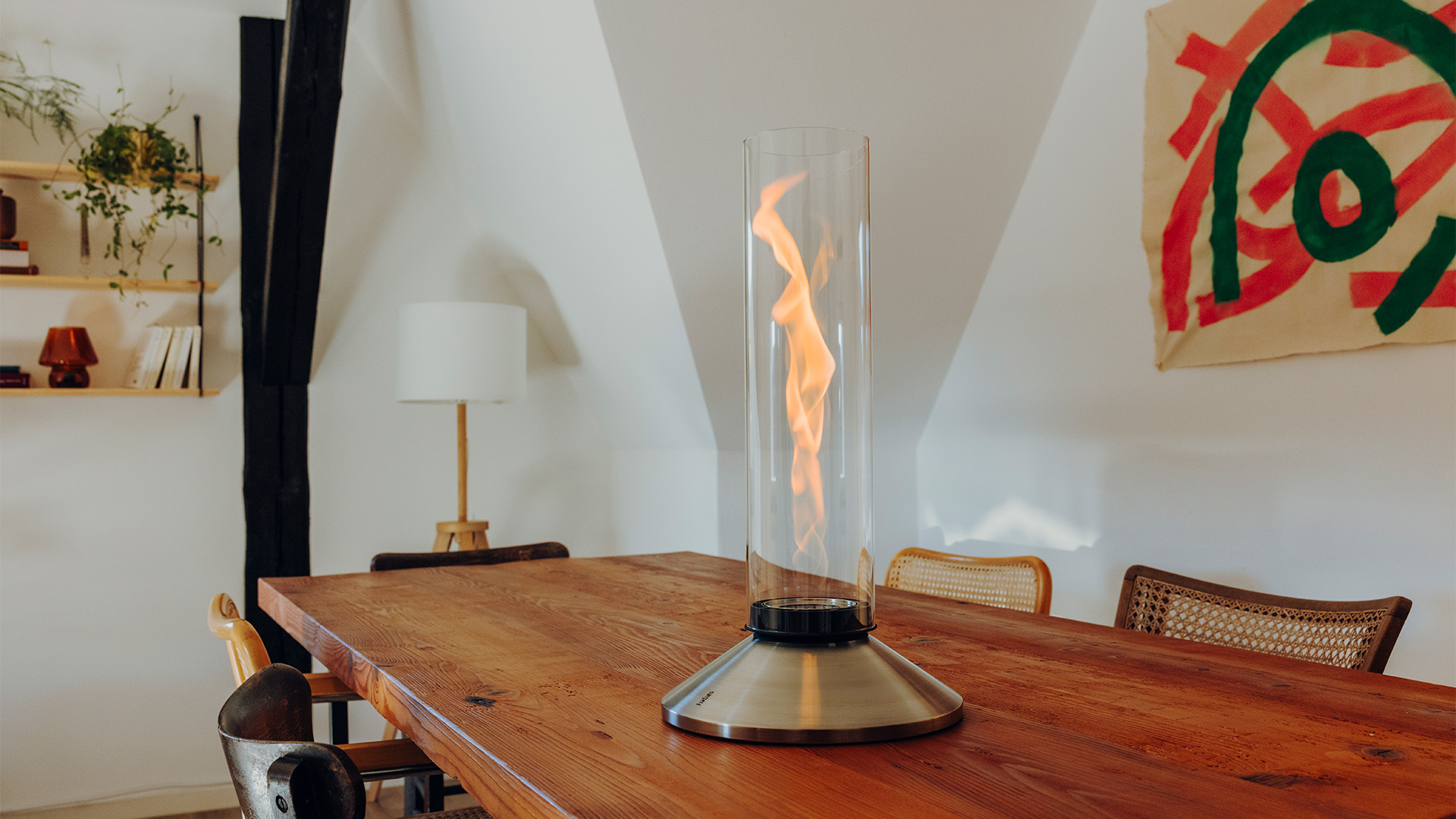 SPIN X in silber auf einem Esstisch