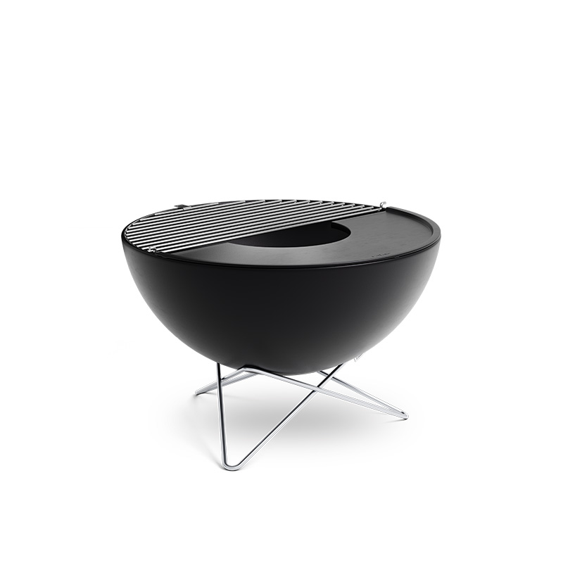 Cette image montre un barbecue noir avec un panier de cuisson, avec la Grille BOWL 70.