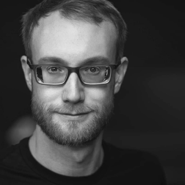 Ein Mann mit Brille und Bart