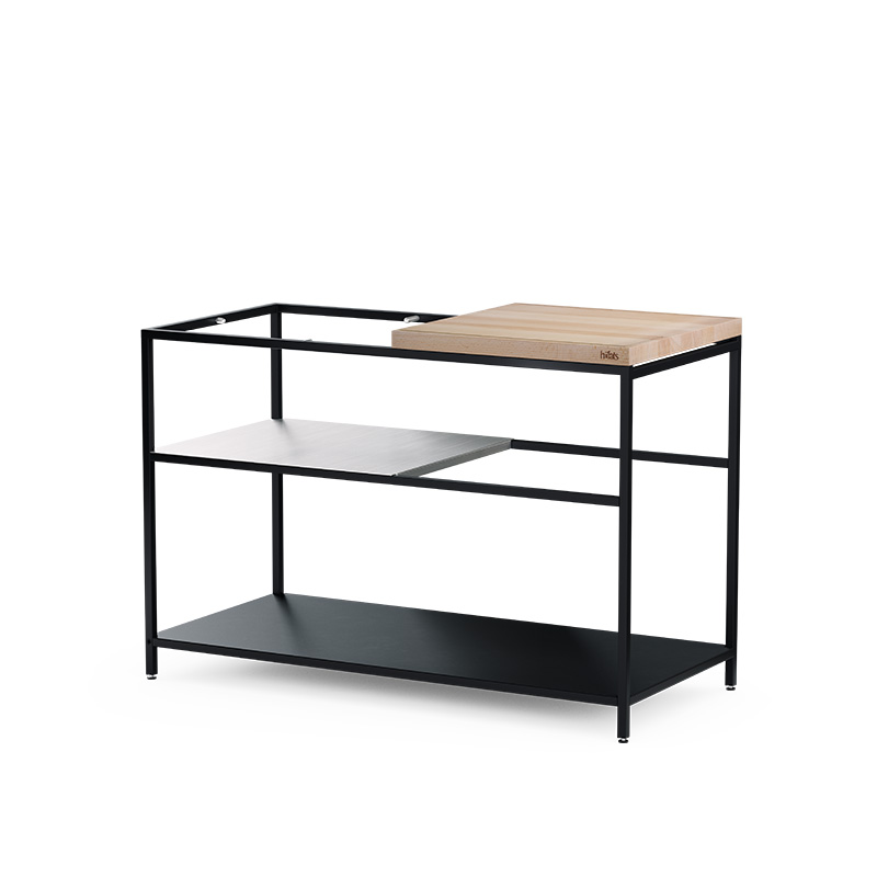 FIRE KITCHEN Ein Bild zeigt einen schwarz-weißen Tisch mit einer Holzplatte und der FIRE KITCHEN Outdoor-Küche.