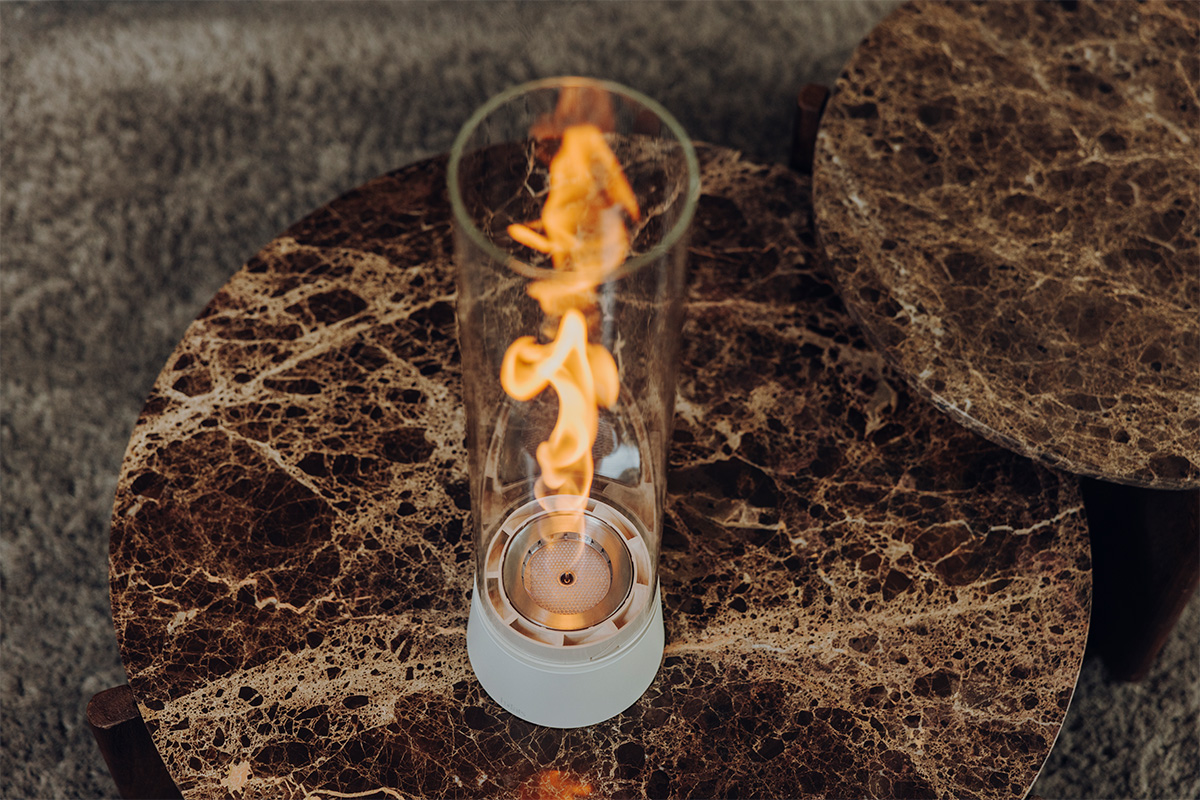 SPIN air 1200 Feu de table crème SPIN air 1200 creme steht auf einem braunen Marmortisch Vogelperspketive