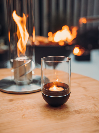 Ervaar een kaars op een tafel met de verfijnde touch van de 00544 Gravity Candle in zwart.